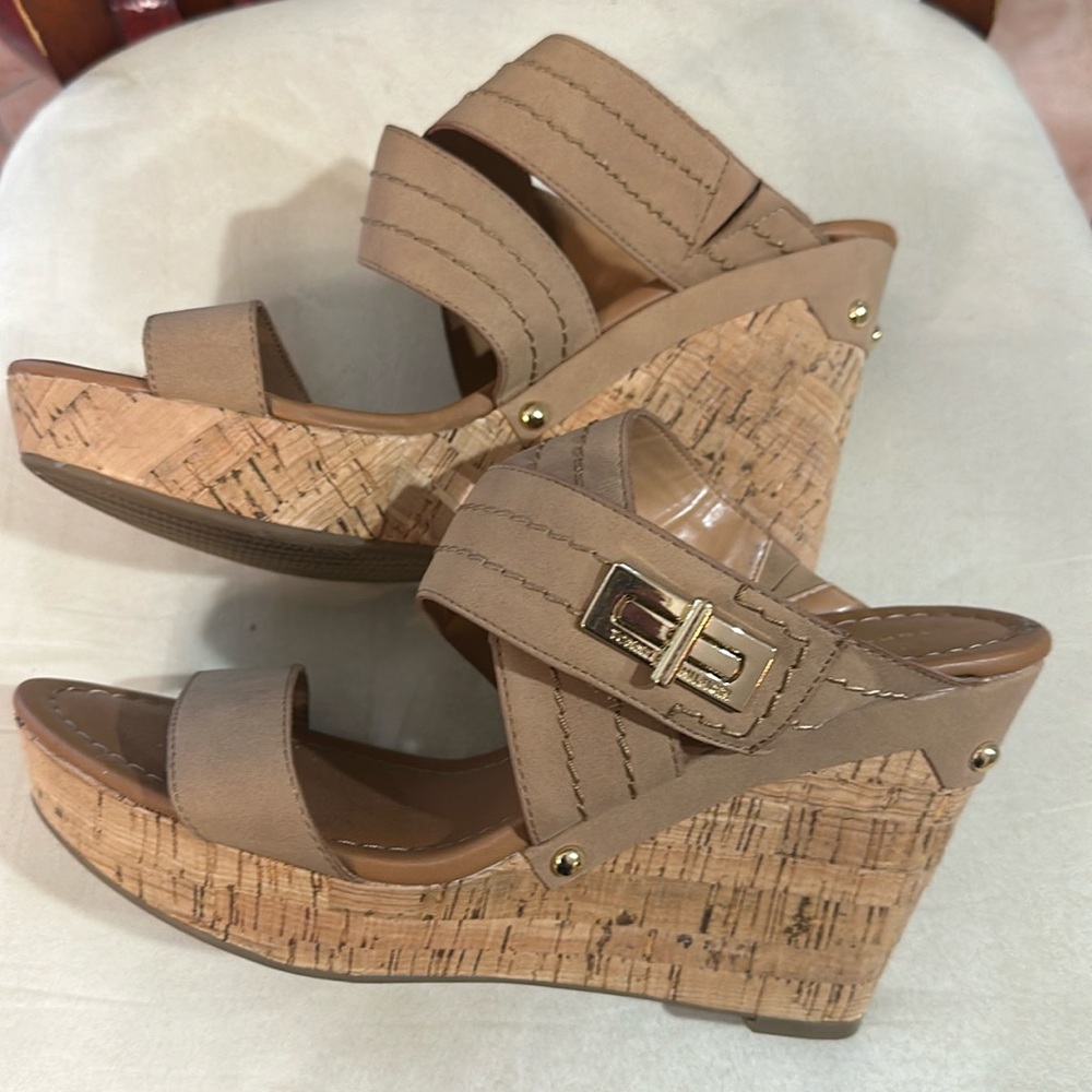 Tommy Hilfiger Tan Wedge Sandal Size 9.5